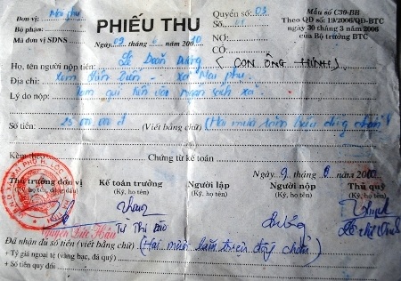 Phiếu thu tiền mua đất của các hộ dân lại được xã ghi với lý do “Tạm gửi tiền vào ngân sách xã”